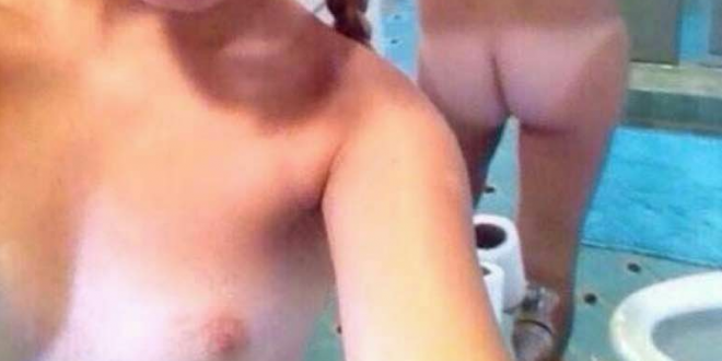 Coquine nue salle de bain