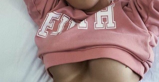 Photo sexy underboobs dans mon lit