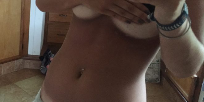 Selfie tres coquin de mes petits seins